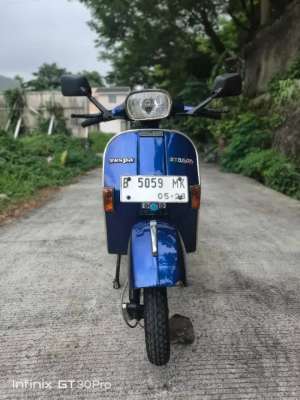 Jual bekas Vespa Strada 1990 Pajak Hidup,lokasi di Depok Kota