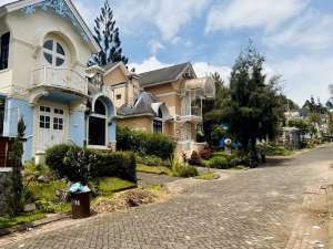 Villa American Clasic 2 Lantai Full Furnished Kota Bunga Cipanas lokasi di Cianjur Kab., tersedia melalui melalui situs Olx