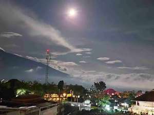 villa cakep di tengah kota batu samping hotel el kartika depan balai kota batu dekat semua wisata dan view istimewa serta full furniture lokasi di Batu Kota, tersedia melalui melalui situs Olx