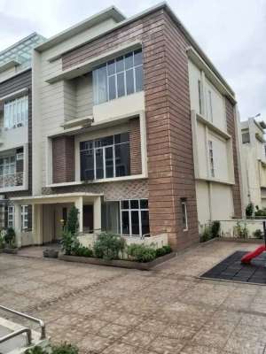 Villa Double Decker Makmur Garden Amir Hamzah lokasi di Medan Kota, tersedia melalui melalui situs Olx