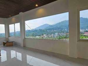 villa premium pemandangan 360 istimewa hanya 1 menit dari hotel onsen jepang dan alun alun batu parkir 10 mobil dan ada lahan kolam renang lokasi di Batu Kota, tersedia melalui melalui situs Olx