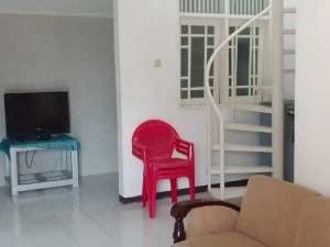 VILLA TINGKAT DUA NYAMAN DAN SEJUK DI KOMPLEK PALM GARDEN, PUNCAK - KAB. CIANJUR DEKAT DENGAN TAMAN CIBODAS lokasi di Cianjur Kab., tersedia melalui melalui situs Olx