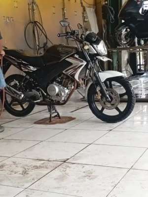 Jual bekas Vixion 2012 normal mesin bagus belom pernah turun mesin,lokasi di Tangerang Kab.