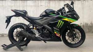 Jual bekas Yamaha R25 2015 Limited Edition Tech3 Team. Warna hitam,,lokasi di Banda Aceh Kota