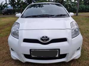 Jual bekas YARIS E MATIC 2014 2013 KM LOW FULL ORISINIL AN PRIBADI MULUS TERAWAT,lokasi di Jakarta Timur