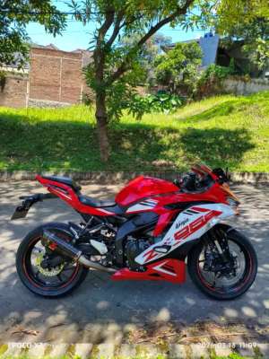 Jual bekas ZX25R ABS Quickshifter Tahun 2022 Akrapovic Fullsystem Low Odo Tax ON,lokasi di Cimahi Kota