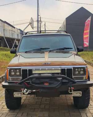 Jual bekas Chev Cherokee Limited Country at 1994 Hitam KmLow PjkOn Nego Sampai Jd,lokasi di  