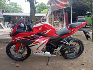 Dijual Honda CBR lokasi di  , tersedia melalui melalui situs Olx