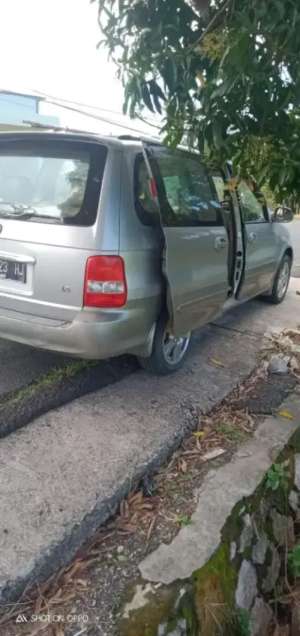 Dijual murah mobil kia sedona Thn 2003 lokasi di  , tersedia melalui melalui situs Olx