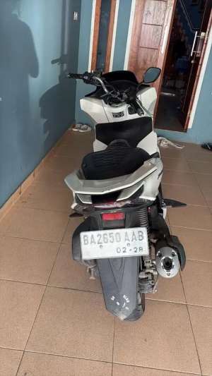Dijual pcx 160 warna putih lokasi di  , tersedia melalui melalui situs Olx