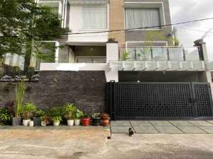 DIJUAL Rumah ada kolam renang dan rooftop di Billymoon Pondok Kelapa lokasi di Jakarta Timur, tersedia melalui melalui situs Olx