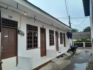 Disewakan rumah 3 petak di Jl. Family Pasar minggu Kembangan selatan lokasi di Jakarta Barat, tersedia melalui melalui situs Olx