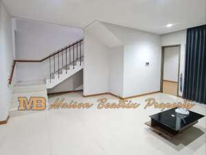 DISEWAKAN RUMAH SEMI FURNISHED 2 LT DI GREENWICH - CAELUS SIAP HUNI lokasi di Tangerang Kab., tersedia melalui melalui situs Olx