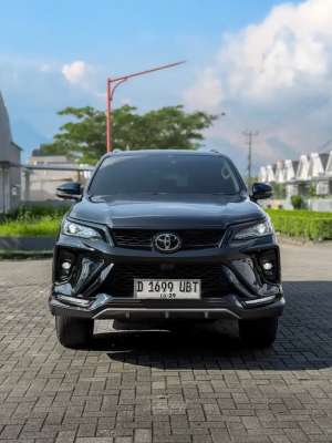 Jual bekas fortuner legender vrz gr 2025 matic diesel antik low km,lokasi di  