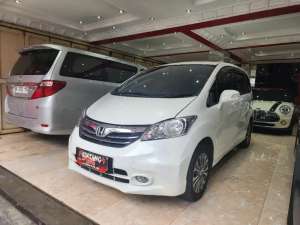 Jual bekas FREED E PSD 2013 AC DOUBLE PUTIHMODEL THN 2014 BINTANG MOTOR,lokasi di Bandung Kota