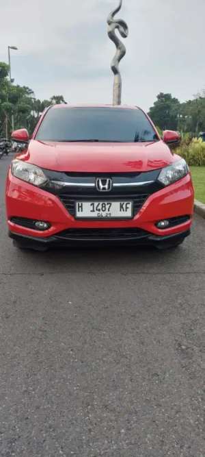 Honda HRVE Merah automatic lokasi di  , tersedia melalui melalui situs Olx