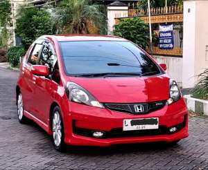 Jual bekas HONDA NEW JAZZ RS FACELIFT MATIC TAHUN PMK 2014 MERAH,lokasi di Surabaya Kota