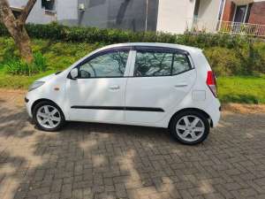 Hyundai I10 Putih lokasi di  , tersedia melalui melalui situs Olx