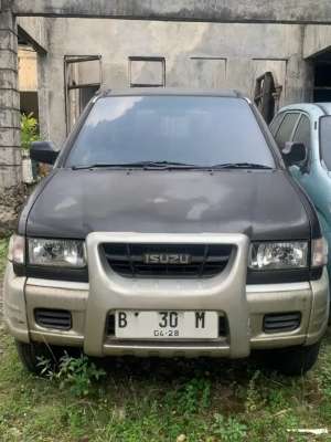 Isuzu Panther Touring 2003 lokasi di  , tersedia melalui melalui situs Olx