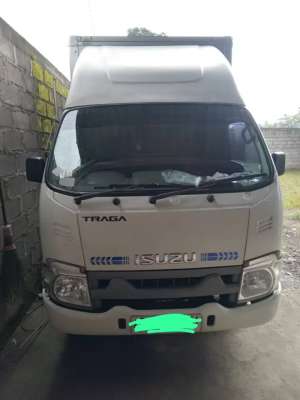 Isuzu Traga Box Jumbo Euro 4 lokasi di  , tersedia melalui melalui situs Olx