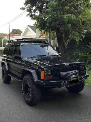 Jeep Cherokee Limited 4x4 lokasi di  , tersedia melalui melalui situs Olx
