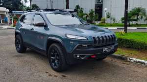 Jeep Cherokee Trailhawk 2015MakassarPajak HidupSiap Pakai lokasi di  , tersedia melalui melalui situs Olx