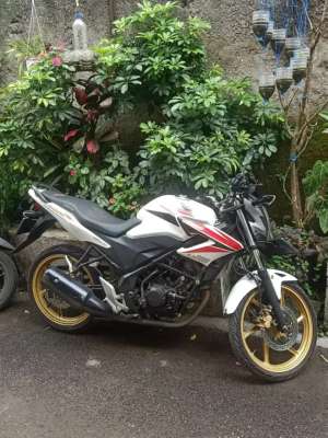Jual cepat cb150r surat surat lengkap,pajak on dan panjang lokasi di  , tersedia melalui melalui situs Olx