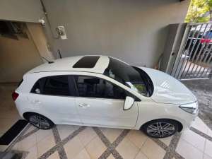 Kia rio sunroof 2021 putih istimewa lokasi di  , tersedia melalui melalui situs Olx