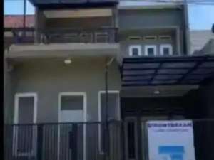 Langka Rumah 2,5 Lantai SHM di Taman Buaran IndahRooftop Garden lokasi di Jakarta Timur, tersedia melalui melalui situs Olx