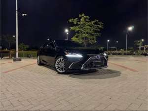 Lexus ES300h 2021 lokasi di  , tersedia melalui melalui situs Olx