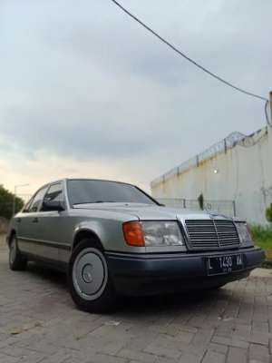 Mercedes Benz W124 230E Boxer Lis Becak 1989 Manual lokasi di  , tersedia melalui melalui situs Olx