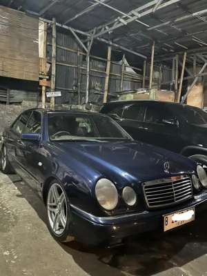 Jual bekas Mercy W210 E320 tahun 1996 AT blue on beige jual cepaatt,lokasi di  
