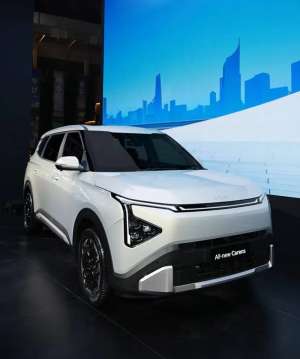 Jual bekas Mobil Baru KIA CARENS TRENDY,lokasi di Jakarta Barat