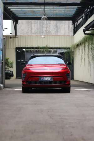 Jual bekas READY HYUNDAI KONA ELECTRIC SIGNATURE LONG RANGE TWO TONE 2024 RED,lokasi di  