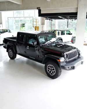 Jual bekas ready stock jeep gladiator hitam nik 2026 bisa proses kredit 5 thn,lokasi di  