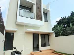 rumah 2 lantai bangunan sangat kokoh, 10 menit ke pintu tol jatiwarna lokasi di Bekasi Kab., tersedia melalui melalui situs Olx