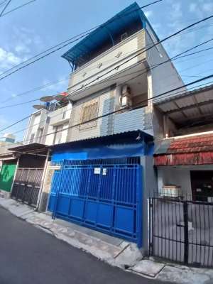 Rumah 3 Lantai Full.. Jual CepatMurahhh lokasi di Jakarta Pusat, tersedia melalui melalui situs Olx