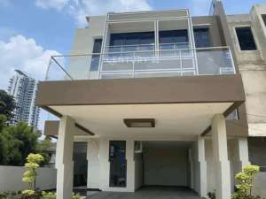 Rumah Baru 3 Lantai Di Ambassador Residence Di Ampera Raya JakSel lokasi di Jakarta Selatan, tersedia melalui melalui situs Olx