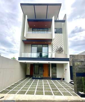 Rumah dalam townhouse di kemang kolam renang dan rooftop lokasi di Jakarta Selatan, tersedia melalui melalui situs Olx