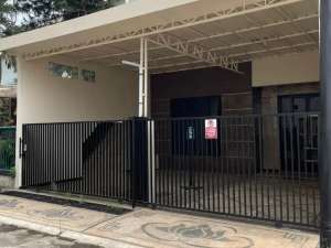 Rumah Dijual Di Kencanasari Barat Surabaya lokasi di Surabaya Kota, tersedia melalui melalui situs Olx