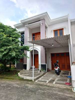 Rumah Hook Mewah di Merapi Regency dekat Jalan Kaliurang lokasi di Sleman Kab., tersedia melalui melalui situs Olx