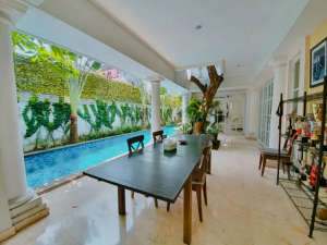 Rumah Klasik Mewah di Cluster dkt Stasiun MRT ada Pool, Cipete, Jaksel lokasi di Jakarta Selatan, tersedia melalui melalui situs Olx