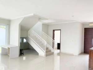 Rumah Kontrakan Modern Siap Huni cluster Premier Park 1 modernland tangerang lokasi di Tangerang Kota, tersedia melalui melalui situs Olx