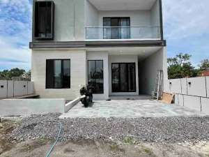 RUMAH MEWAH CANTIK ELGAN MASIH GREES SIAP HUNIAN DALAM CLUSTER MAGUWOHARJO lokasi di Sleman Kab., tersedia melalui melalui situs Olx