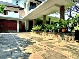 rumah private pool di darmawangsa kebayoran baru lokasi di Jakarta Selatan, tersedia melalui melalui situs Olx