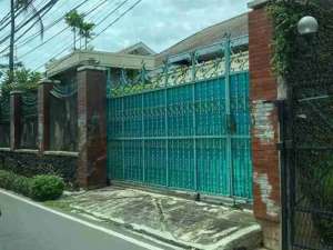 rumah terawat dengan kolam renang di pejaten lokasi di Jakarta Selatan, tersedia melalui melalui situs Olx