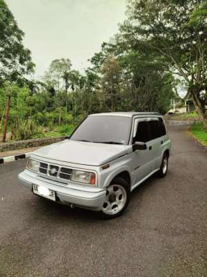 Suzuki Escudo 1999 Bensin lokasi di  , tersedia melalui melalui situs Olx