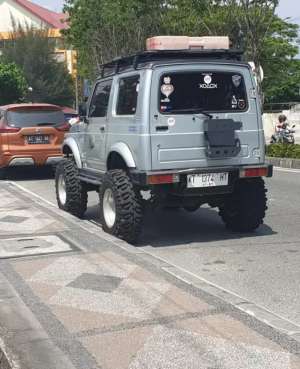 Suzuki jimny samurai lokasi di  , tersedia melalui melalui situs Olx
