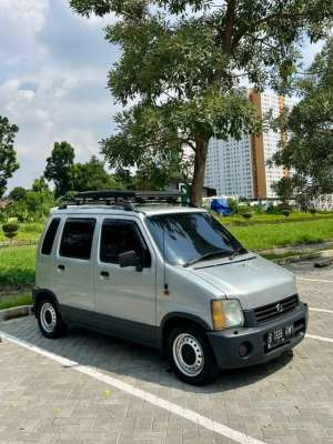 Suzuki Karimun 2000 Bensin lokasi di  , tersedia melalui melalui situs Olx