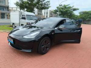 TESLA MODEL 3 LIKE NEW 2021 lokasi di  , tersedia melalui melalui situs Olx